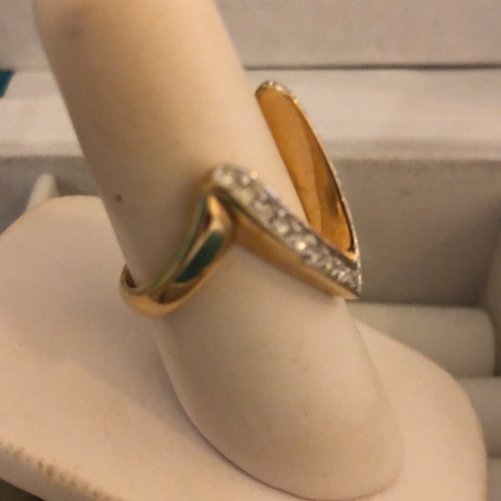 VTG Gold Tone Large V crystals that stand out to make this more noticeable SZ 8 - Picture 3 of 8